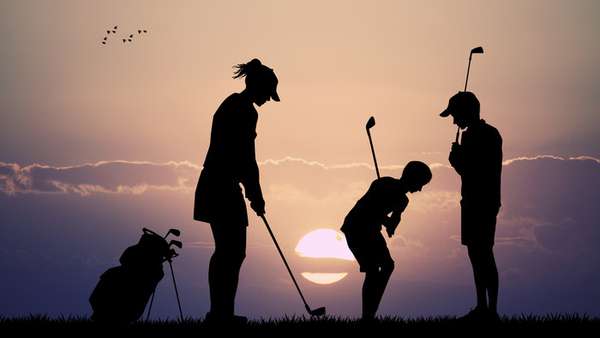 Familj som spelar golf